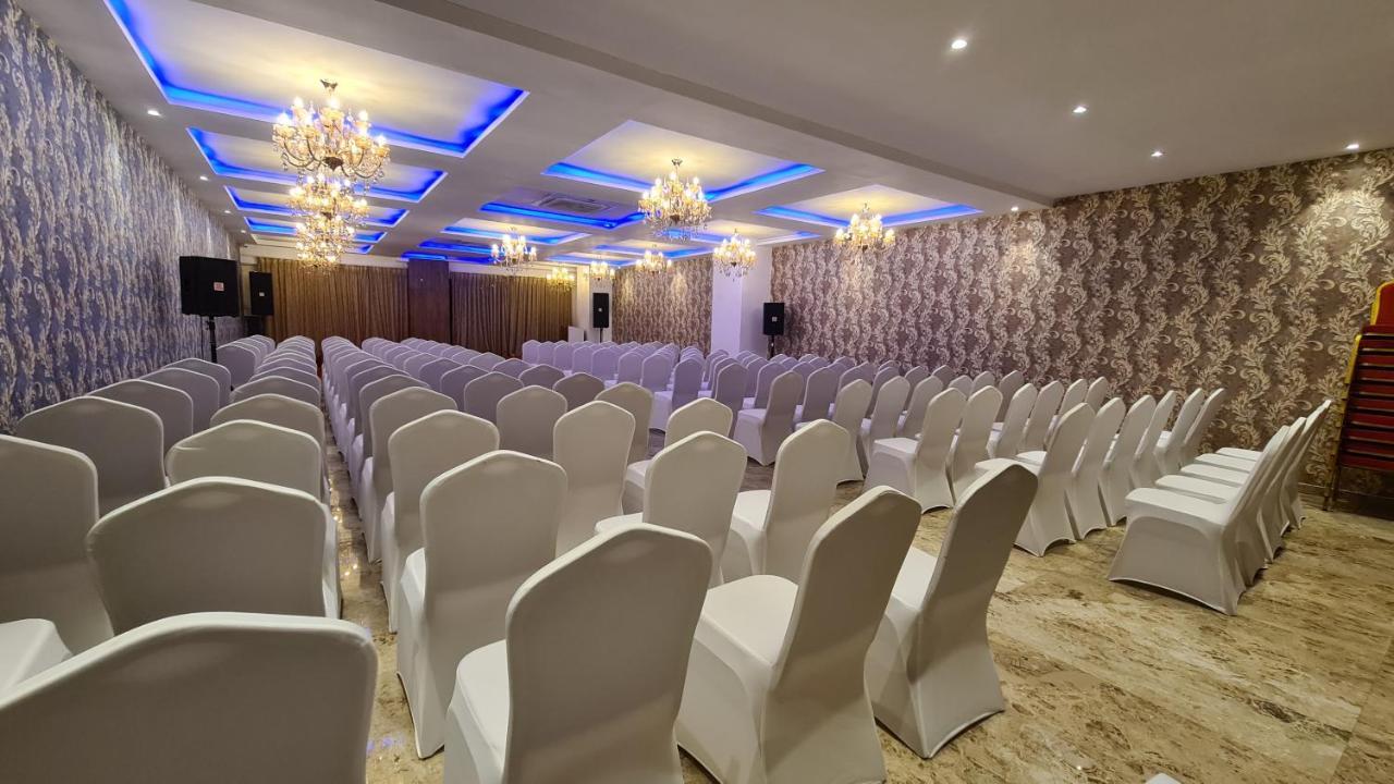 Galaxy Club & Hotel Bijāpur Eksteriør bilde