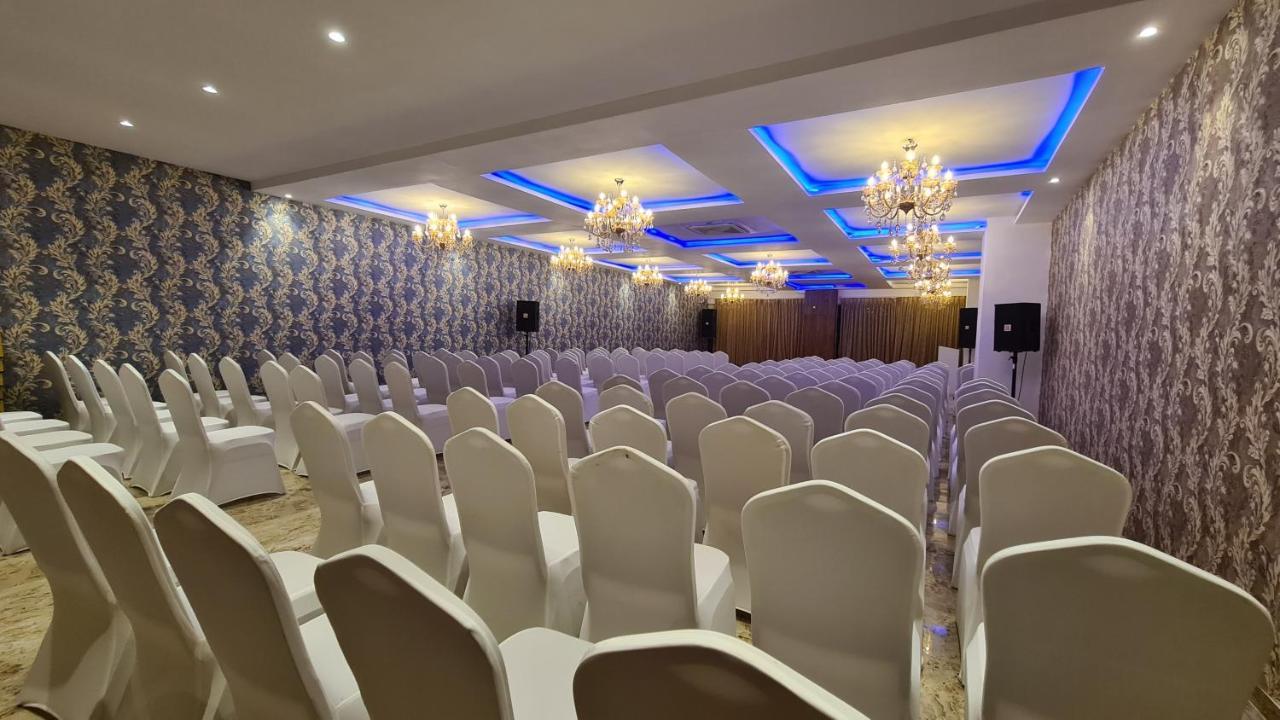 Galaxy Club & Hotel Bijāpur Eksteriør bilde