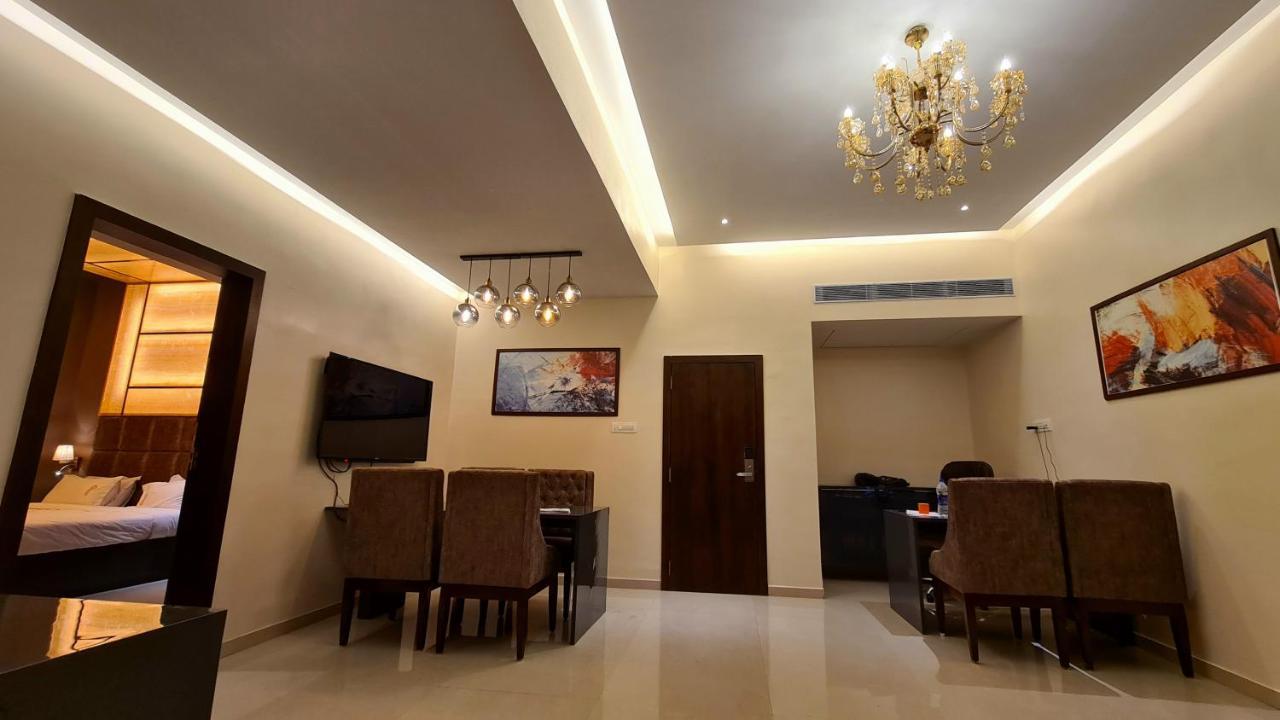 Galaxy Club & Hotel Bijāpur Eksteriør bilde