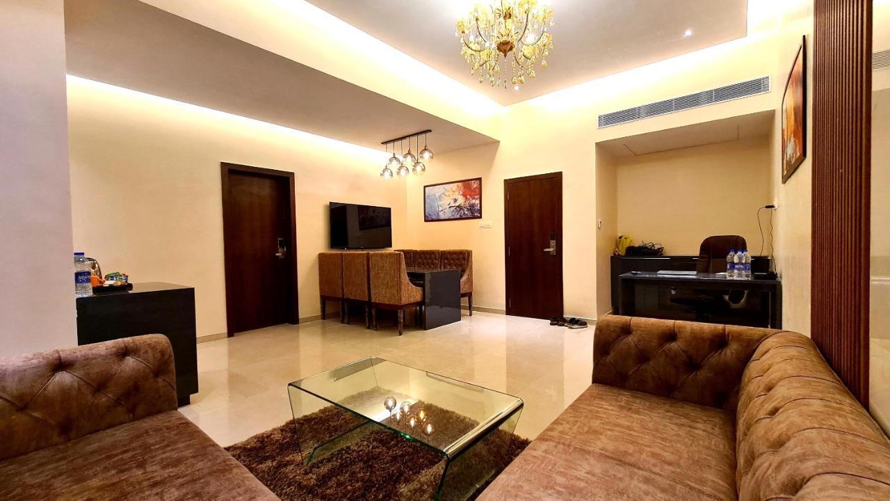Galaxy Club & Hotel Bijāpur Eksteriør bilde