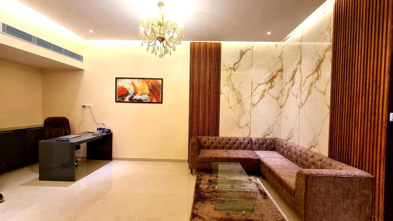 Galaxy Club & Hotel Bijāpur Eksteriør bilde