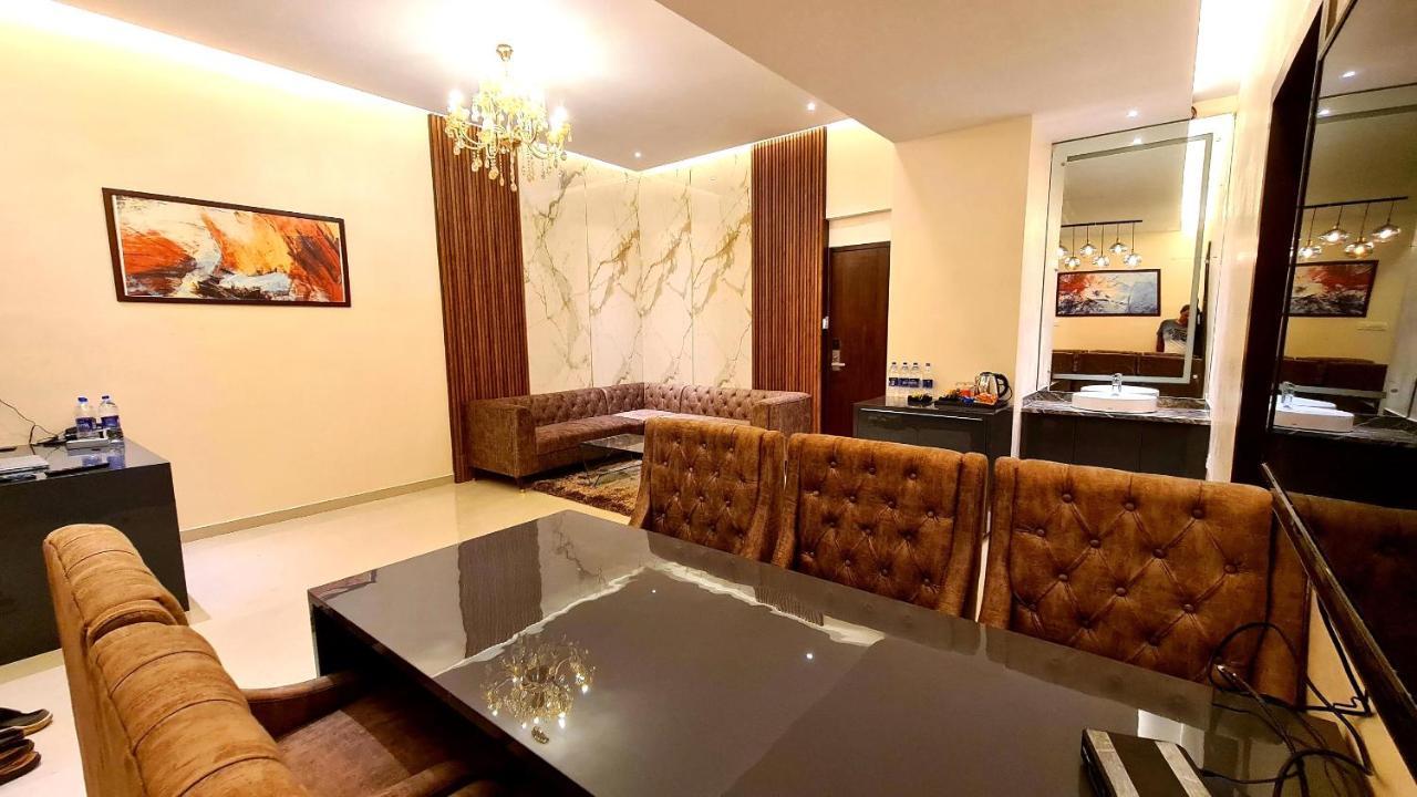 Galaxy Club & Hotel Bijāpur Eksteriør bilde