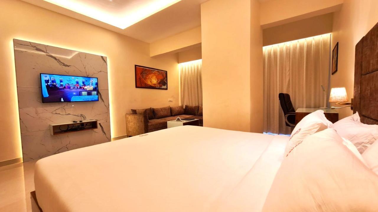 Galaxy Club & Hotel Bijāpur Eksteriør bilde