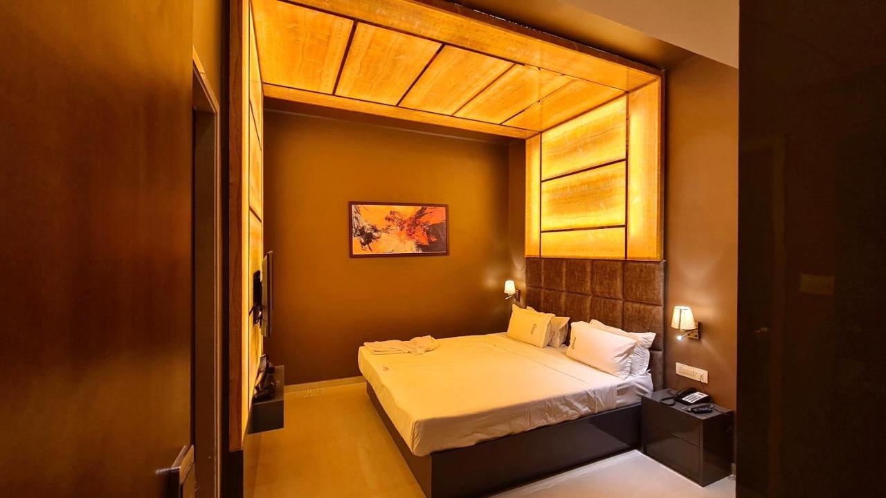 Galaxy Club & Hotel Bijāpur Eksteriør bilde